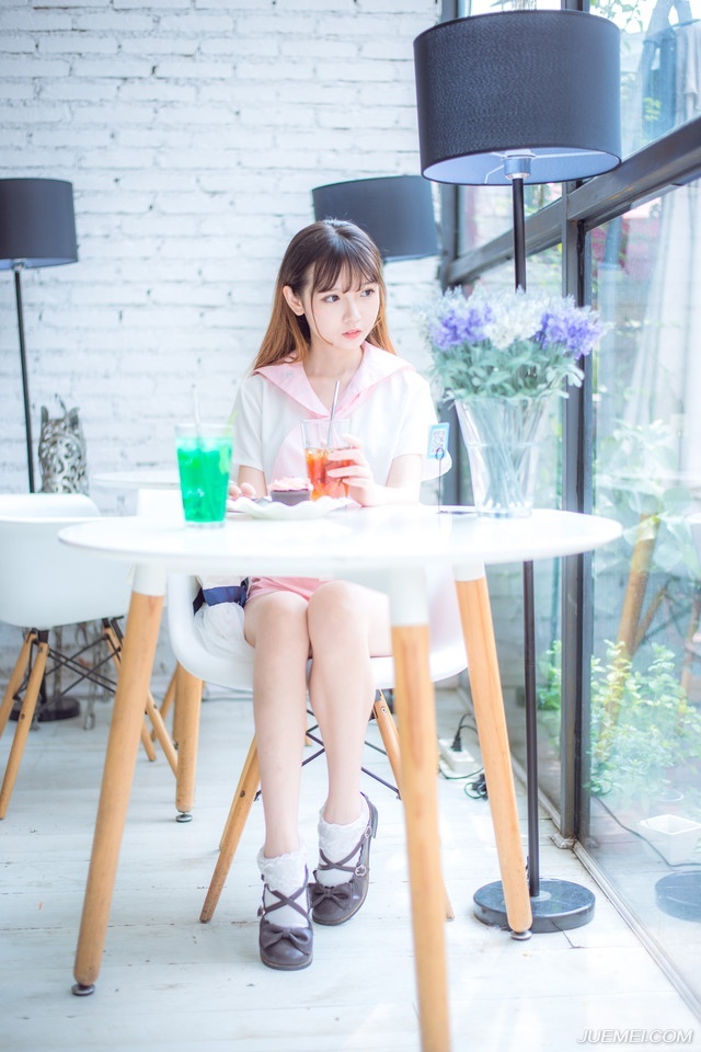 从容不迫的举止，比起咄咄逼人的态度，更能令人心折。——三毛《亲爱的三毛》